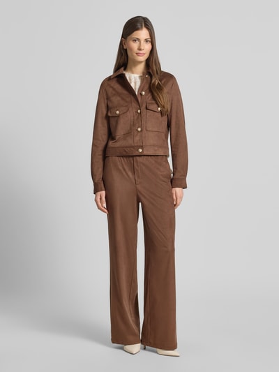 Frauenmodel trägt Wide Fit Stoffhose mit Gesäßtasche von Oui aus elastischem Material-Mix in Braun, glatte Textur, Ganzkörperansicht von vorne.