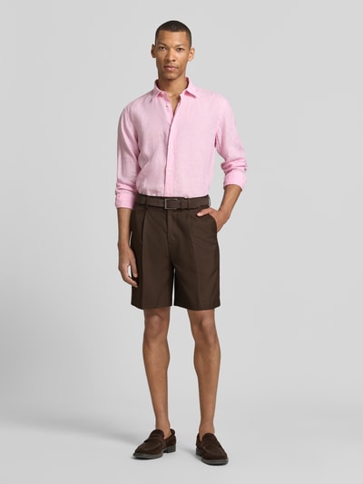 Männermodel trägt Loose Fit Bermudas mit Woll-Anteil Modell 'OTTO' von SELECTED HOMME, Optik: Unifarben, Passform: Loose Fit, Details: Gürtelschlaufen, Bundfalten, Verschluss: Knopf und verdeckter Reißverschluss, Taschen: seitliche Eingrifftaschen, Paspeltaschen, Farbe: Braun, Textur: glatte Oberfläche, Ganzkörperansicht von vorne.