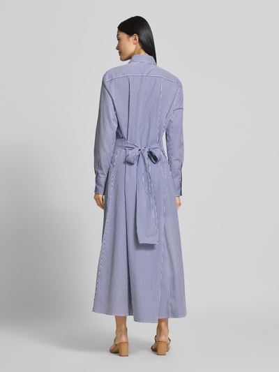 Frauenmodel trägt Tailliertes Freizeitkleid aus reiner Baumwolle von Polo Ralph Lauren mit feinen blauen Streifen, Ganzkörperansicht Rückansicht, Damen Freizeitkleid von Polo Ralph Lauren