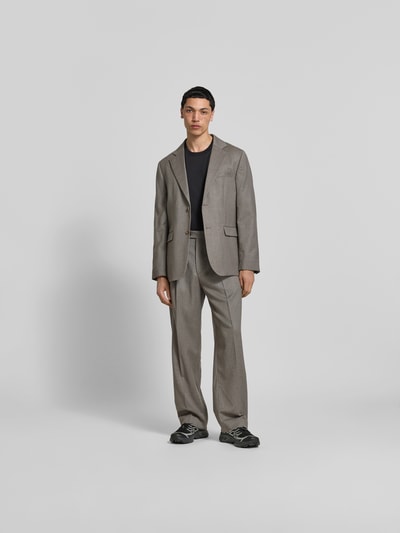 Männermodel trägt Straight Fit Anzughose aus Woll-Mix von ANNARR, meliertes Grau, mit Bügelfalten, Eingrifftaschen, Ganzkörperansicht von vorne.