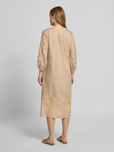 Frauenmodel trägt Tunikakleid aus Leinen mit Stitchings von Emily Van den Bergh in Beige, Gerader-Schnitt, 3/4-Arm, Midikleid, Rückenlänge 117 cm, Brustweite 37 cm, Ärmellänge 51 cm, Ganzkörperansicht Rückansicht.