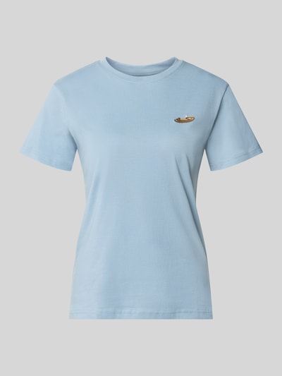 Produktfoto, Regular Fit T-Shirt aus reiner Baumwolle von Jake*s Casual in Hellblau mit glatter Struktur und kleinem Stickmotiv vorn