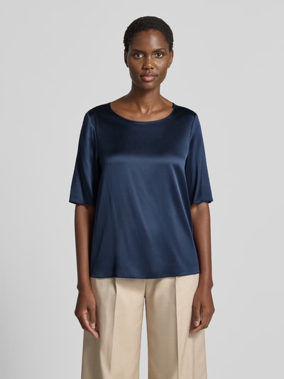Kobiece modelka nosi Regular Fit Blusenshirt aus Seide-Mix Modell 'LASTI' od MM by Max Mara, granatowy satyn, krój regular fit, okrągły dekolt, półrękaw, długość tyłu 53 cm w rozmiarze 36, długość rękawa 31 cm w rozmiarze 36, widok całej sylwetki z przodu.