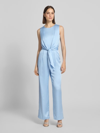 Vrouwenmodel draagt Jumpsuit aus Satin mit Bindegürtel van Christian Berg Cocktail in lichtblauw satin, licht getailleerde fit, ronde hals, bindriem in de taille, rechte pijpen, hele lichaam van voren.