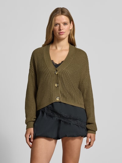 Vrouwenmodel draagt boxy fit gebreid jack met v-hals model 'CAROL' van ONLY in olijfgroen, grof gebreide textuur, Dames, vooraanzicht bovenlichaam.