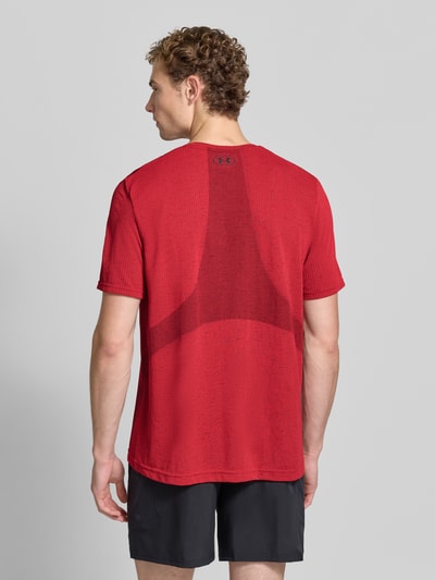 Männermodel trägt Regular Fit Sport-T-Shirt mit Logo-Print von Under Armour in Rot mit markanter Struktur, Ganzkörperansicht Rückansicht. Herren Sport-T-Shirt von Under Armour.