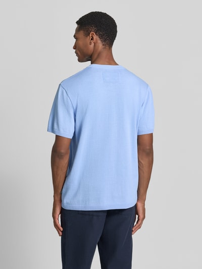 Männermodel trägt Relaxed Fit T-Shirt aus reiner Baumwolle von Armedangels in Optik: Unifarben, Feinstrick, Label-Patch, Ganzkörperansicht Rückansicht.