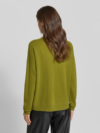 Vrouwenmodel draagt pullover van kasjmier 'Kaschmirpullover met Schal-Detail' van Christian Berg Woman in olijfgroen, recht model, opstaande kraag, ribboorden, ruglengte maat M 60 cm, mouwlengte maat M 54 cm, geheel effen, rugaanzicht