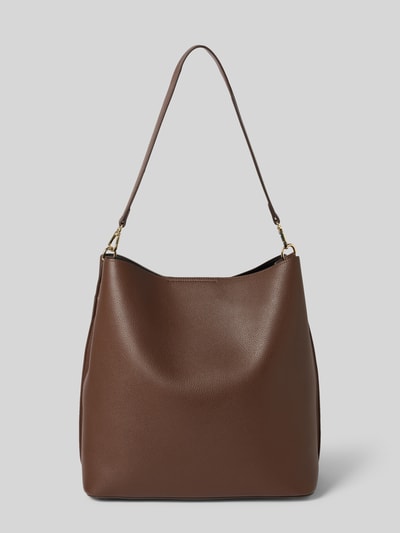 Produktfoto, braune Handtasche in Leder-Optik Modell 'Nelma' von Seidenfelt mit Magnetverschluss, Logo-Detail und abnehmbarem Schulterriemen