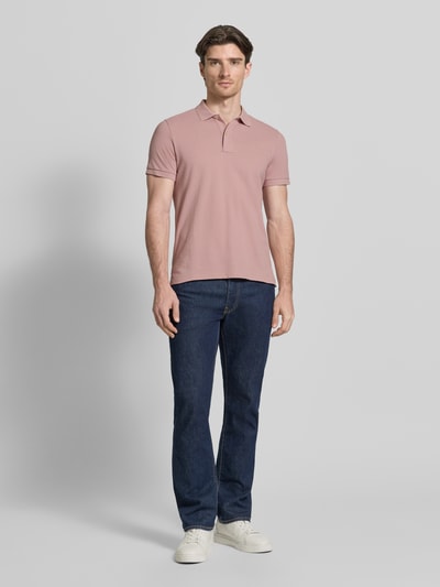 Männermodel trägt Slim Fit Poloshirt mit Logo-Stitching von Geox aus Reine Baumwolle mit Strukturmuster, Kurzärmelig, Polokragen, Ganzkörperansicht von vorne.