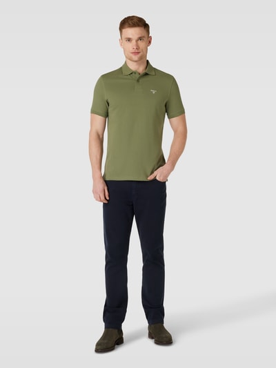 Barbour Slim Fit Poloshirt mit Label-Stitching Oliv 1