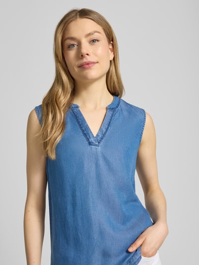 Frauenmodel trägt Blusentop aus Lyocell Modell 'KOSMO' von B.Young in Blau, V-Ausschnitt, Regular Fit, Nahaufnahme Oberkörper.
