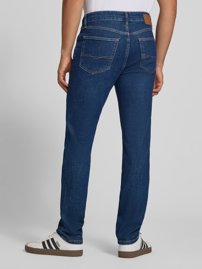 Männermodel trägt blaue Slim Fit Jeans aus Baumwoll-Mix Modell 'Hatch' von Pepe Jeans, Herren Slim Fit Jeans, Ganzkörperansicht Rückansicht.