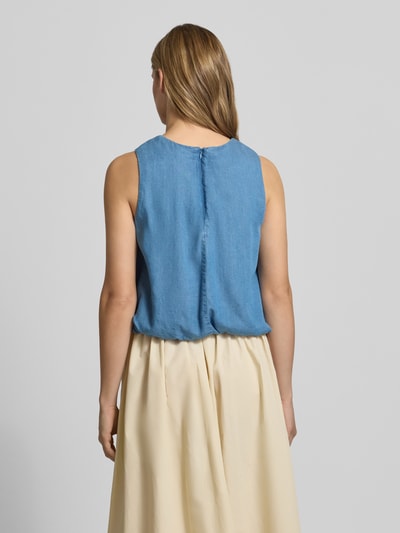 Frauenmodel trägt Ballon Fit Blusentop aus reinem Lyocell Modell 'CHARIS' von Only in Denim-Optik mit Rundhals, ärmellos, Reißverschluss und Raffung, Ganzkörperansicht Rückansicht.