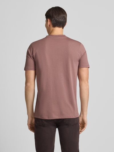 Männermodel trägt Regular Fit T-Shirt aus reiner Baumwolle Modell 'DULIVIO' von HUGO, Optik: Unifarben, Label-Print, Ganzkörperansicht Rückansicht.