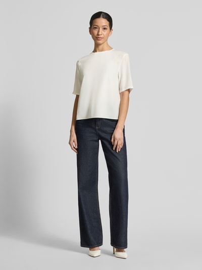 Vrouwenmodel draagt Regular Fit T-Shirt met ronde hals van Windsor, witte kleur, franjes, halve mouw, maat 36, volledige lichaamsvooraanzicht.