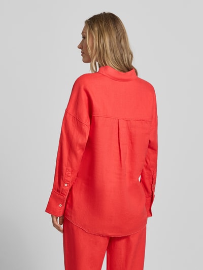 Frauenmodel trägt Regular Fit Hemdbluse aus reinen Leinen von Christian Berg Woman in Koralle mit Fransenbesatz, Ganzkörperansicht Rückansicht.