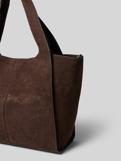 Produktfoto, Tote Bag aus Leder-Mix Modell 'Ramona' von MANGO in Dunkelbraun, strukturierte Oberfläche, Magnetverschluss, Schulterriemen, Hauptfach, Maße 54x33x14 cm, Riemen 62 cm.