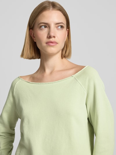 Vrouwenmodel draagt lichtgroen sweatshirt van puur katoen, relaxed fit, Model 'VIBTOWN' van American Vintage, rolzoom, close-up bovenlichaam.