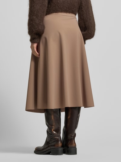 Frauenmodel trägt Midirock mit elastischem Bund Modell 'FENJA' von Raffaello Rossi in Beige, lockerer Schnitt, Material-Mix, Ganzkörperansicht Rückansicht.