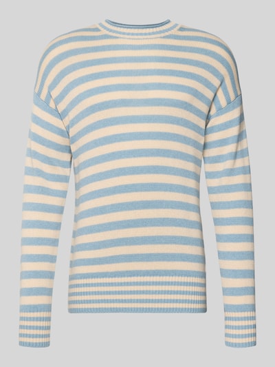 Produktfoto, Strickpullover aus Baumwoll-Kaschmir-Mix mit gerippten Abschlüssen von FTC-Cashmere, hellblau-weiße Streifen, Rundhalsausschnitt, Regular Fit, Baumwoll-Kaschmir-Mix, fein gerippte Textur