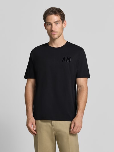 Mannelijk model draagt zwart Relaxed Fit T-shirt uit puur katoen van Antony Morato met labelpatch, ronde hals, ruglengte maat M 70 cm, Ganzkörperansicht von vorne.