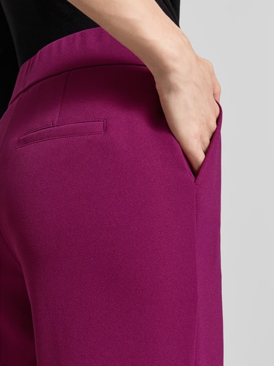 Frauenmodel trägt Stoffhose mit französischen Eingrifftaschen von Zero, Material-Mix mit Stretch-Anteil, Detailaufnahme Hüfte.