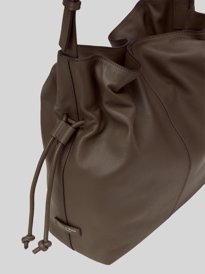 Produktfoto, Henkeltasche aus echtem Rindsleder von Marc O'Polo in glattem braunem Leder mit weicher, strukturierter Oberfläche und Tunnelzug. Damen Henkeltasche von Marc O'Polo.