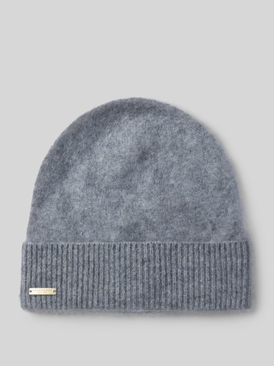 Produktfoto, Beanie aus reinem Kaschmir von Seeberger in Grau mit breiter Ripp-Krempe und metallic Label-Detail, weiche Textur