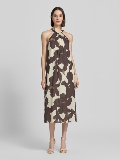 Frauenmodel trägt Neckholder-Midikleid im Allover-Look Modell 'Qowira' von Someday, Reine Baumwolle, Gerader-Schnitt, Ganzkörperansicht von vorne.