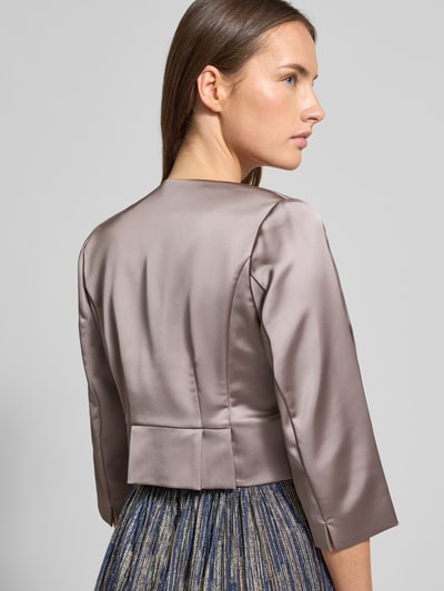 Frauenmodel trägt Kurzblazer mit offener Vorderseite von Vera Mont aus Material-Mix mit Stretch-Anteil, 3/4-Arm, gerader Schnitt, Rückenlänge 41 cm, Ganzkörperansicht Rückansicht.