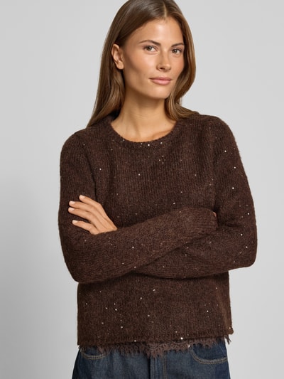 Vrouwenmodel draagt Regular Fit Pullover met woll-mohairgehalte van Christian Berg Woman Selection, bruin met pailletten en kant, tricotlook, langemouw, ruglengte maat S 47 cm, mouwlengte maat S 67 cm, Nahaufnahme bovenlichaam.