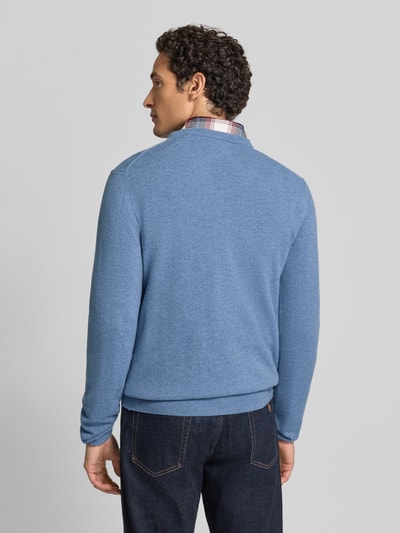 Mężczyzna nosi sweter Regular Fit Pullover aus reiner Wolle von GANT w kolorze niebieskim, faktura gładka, całkowity widok z tyłu.