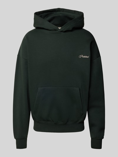 Produktfoto, Relaxed Fit Hoodie aus Baumwoll-Mix mit Label-Stitching von PROHIBITED, dunkelgrün, Känguru-Tasche, elastyczne wykończenia, długość tyłu 67 cm, długość rękawa 60 cm