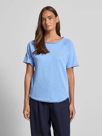 Frauenmodel trägt T-Shirt mit Statement-Stitching und Rollsaum von Smith and Soul in Hellblau, reine Baumwolle, Ganzkörperansicht von vorne.