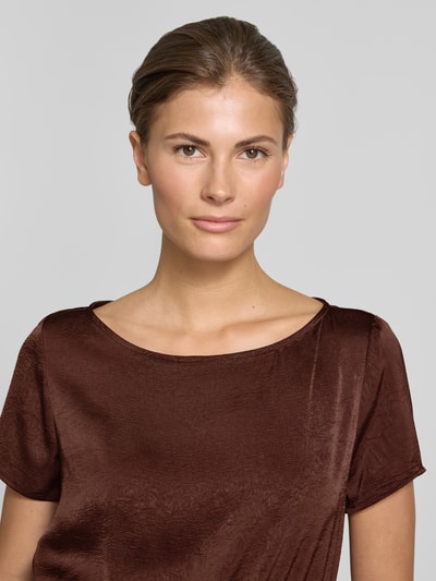 Frauenmodel trägt Relaxed Fit Jumpsuit mit Rundhalsausschnitt von Rinascimento aus braunem Satin, Kurzarm, Nahaufnahme Oberkörper.
