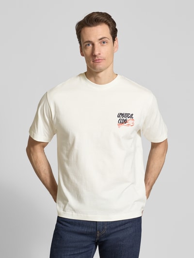 Männermodel trägt T-Shirt aus Baumwolle Modell 'PETER' von MCNEAL in Weiß, gerader Schnitt, Rundhalsausschnitt, Ganzkörperansicht von vorne.