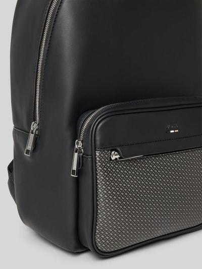 Produktfoto, Rucksack mit Label-Prägung Modell 'RAY' von BOSS, kolor jednolity, skóra syntetyczna, logo na przedniej kieszeni, srebrne zamki.