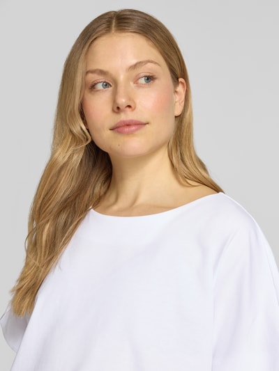 Frauenmodel trägt T-Shirt mit Kordelzug Modell 'Sarzi' von OPUS, reine Baumwolle, Loose Fit, Rundhalsausschnitt, Nahaufnahme Oberkörper.