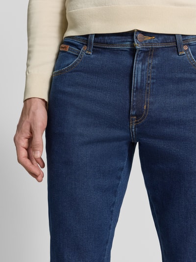 Männermodel trägt Straight Fit Jeans im 5-Pocket-Design Modell 'Texas' von Wrangler in Dunkelblau, Baumwoll-Mix, Nahaufnahme Oberkörper.