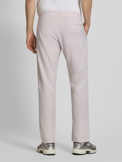 Męski model nosi Hose aus Baumwoll-Leinen-Mix Modell 'KANE' od Jack & Jones, jasny odcień, krój regular fit, Szerokość w rozmiarze M: 41 cm, długość nogawki od wewnątrz: 81 cm, elastyczny pas, faktura lniana, pełny widok sylwetki z tyłu