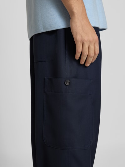 Männermodel trägt Regular Fit Leinenhose mit Cargotasche von Kenzo in Dunkelblau, reine Leinen, Nahaufnahme Oberschenkel seitlich