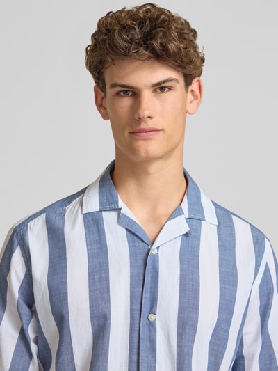 Männermodel trägt Relaxed Fit Freizeithemd aus reiner Baumwolle Modell 'TES' von Only & Sons, Optik:Allover-Muster, gestreift, Nahaufnahme Oberkörper.