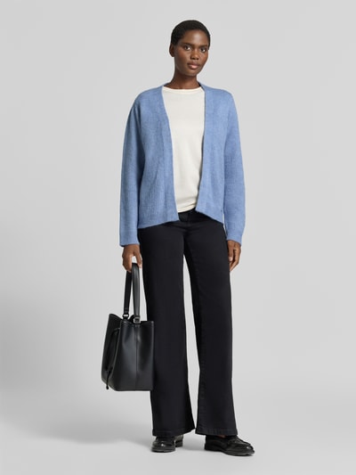 Vrouwenmodel draagt gebreid jack in open pasvorm met structuurpatroon van MORE & MORE, regular fit, met wol, Dames, Ganzkörperansicht von vorne
