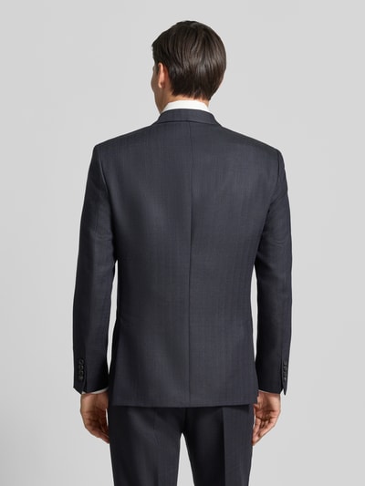 Männermodel trägt Regular Fit Sakko aus reiner Baumwolle von Strellson, dunkelblau, glatte Textur, Ganzkörperansicht Rückansicht.