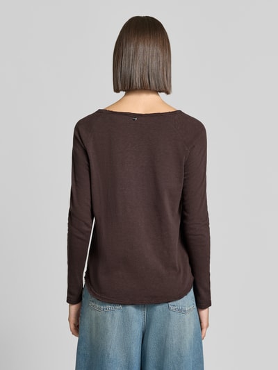 Frauenmodel trägt Regular Fit Longsleeve aus reiner Baumwolle von Rich & Royal in Dunkelbraun mit U-Boot-Ausschnitt, Rückenansicht, Ganzkörperansicht Rückansicht.