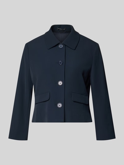 Produktfoto, Regular Fit Blazer mit Umlegekragen von Betty Barclay in Dunkelblau, Elastischer-Material-Mix, Pattentaschen, durchgängige Knopfleiste, Taillierte Passform, Rückenlänge 49 cm, Brustweite 47 cm, Ärmellänge 52 cm.