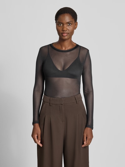 Kobiece model prezentuje bluzka z długim rękawem z okrągłym dekoltem Slim Fit Langarmshirt mit Rundhalsausschnitt model 'LOVA' od VERO MODA, przezroczysta czerń i gładka tekstura, Ganzkörperansicht von vorne