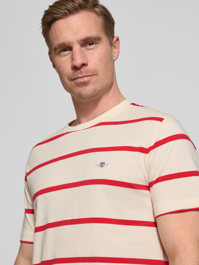 Männermodel trägt Regular Fit T-Shirt mit Logo-Stitching von Gant aus reiner Baumwolle, Rundhalsausschnitt, Nahaufnahme Oberkörper.