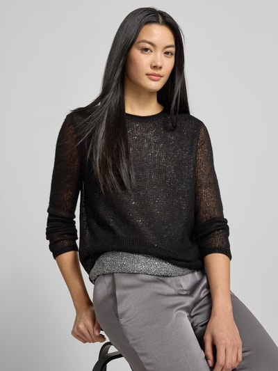 Vrouwenmodel draagt Gebreide pullover met ronde hals van Luisa Cerano, materiaalmix met alpacawol, regular fit, pailletten, ruglengte 56 cm, mouwlengte 58 cm, zwarte kleur, subtiele textuur, grijze broek, nahaufnahme bovenlichaam.